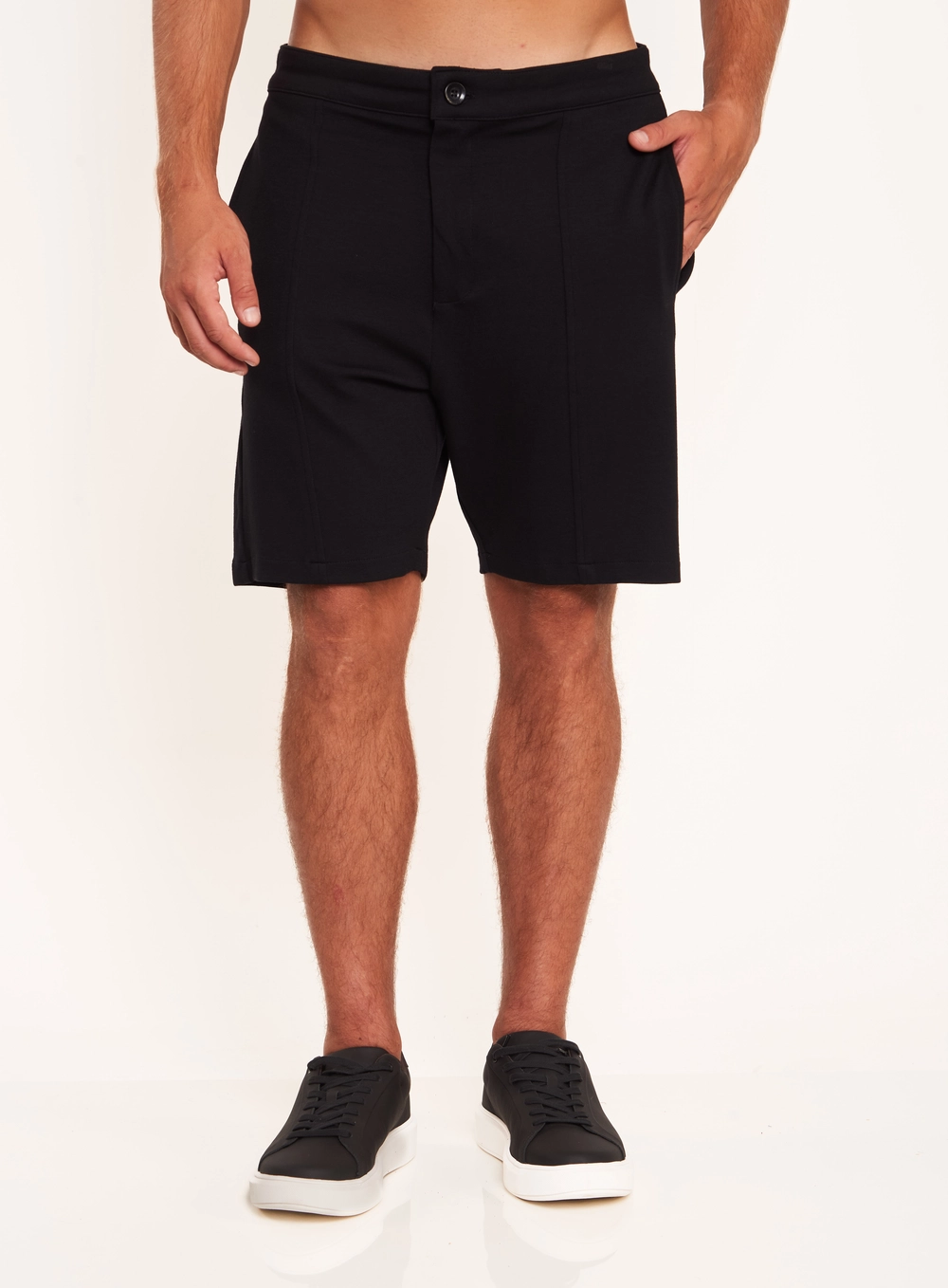 Bermuda Masculina Com Vincos Frontais Preto