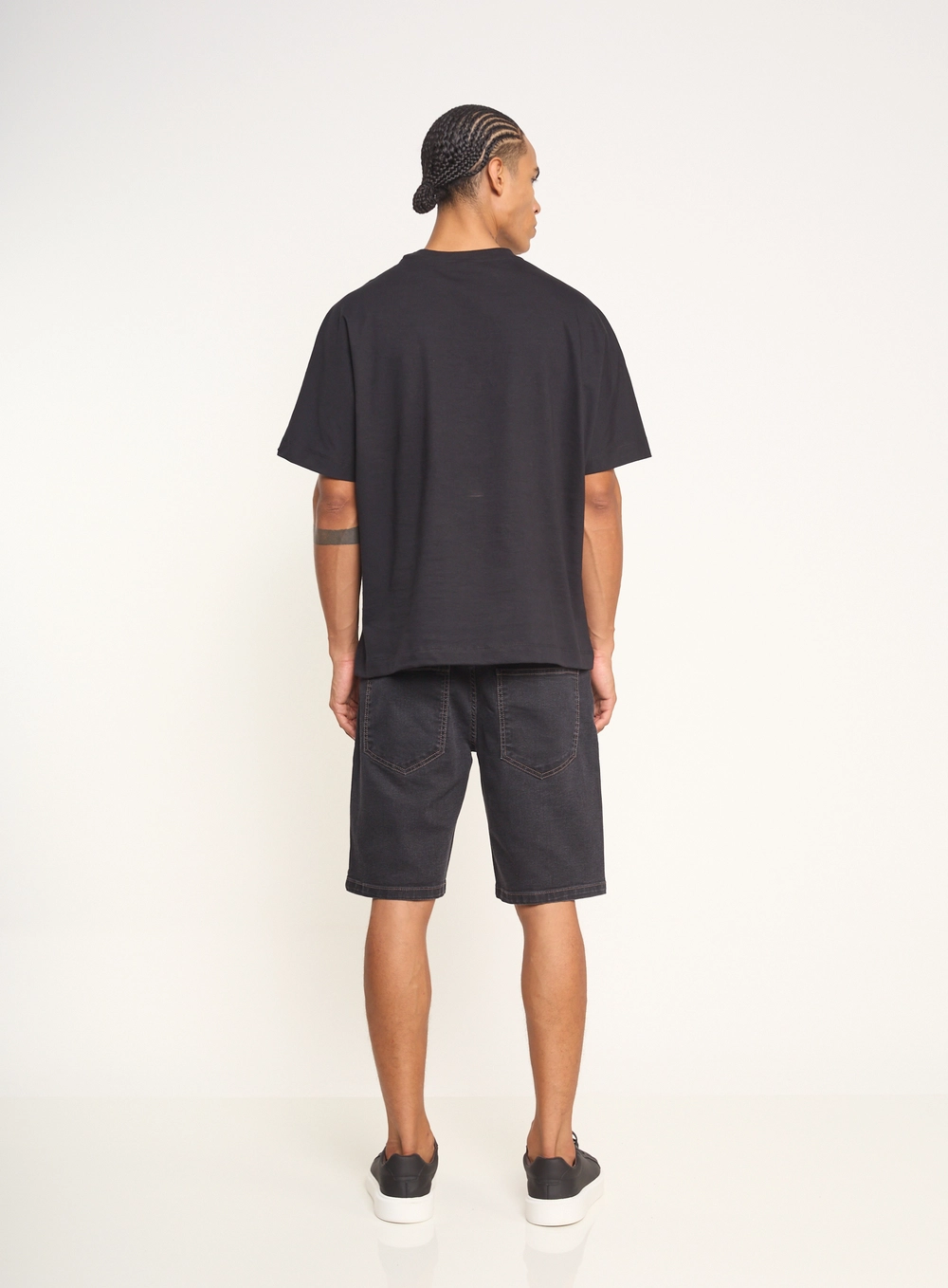 Bermuda Reta Jeans Com Bolsos Indigo Preto