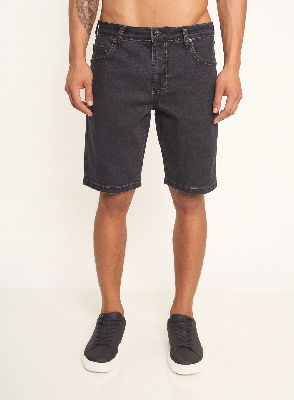 Bermuda Reta Jeans Com Bolsos Indigo Preto
