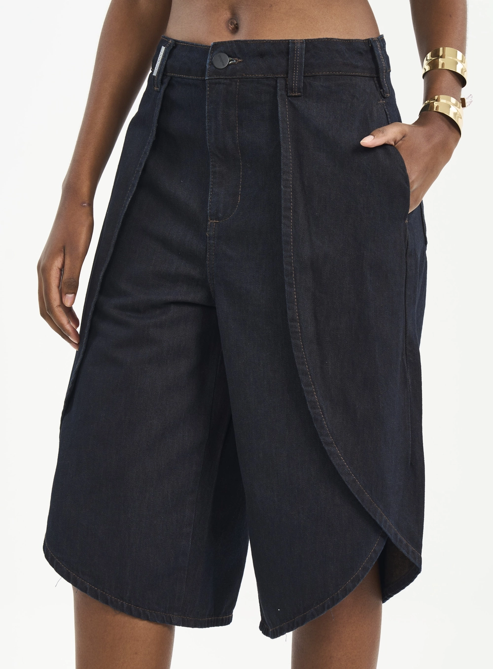 Bermuda Jeans Com Recorte E Barra Arredondada Índigo