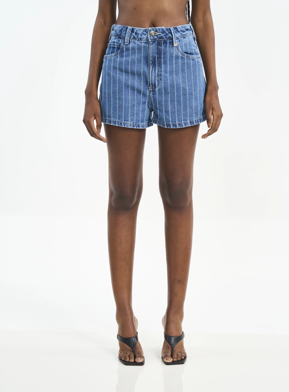 Short Jeans Com Listras E Bolsos Estampados