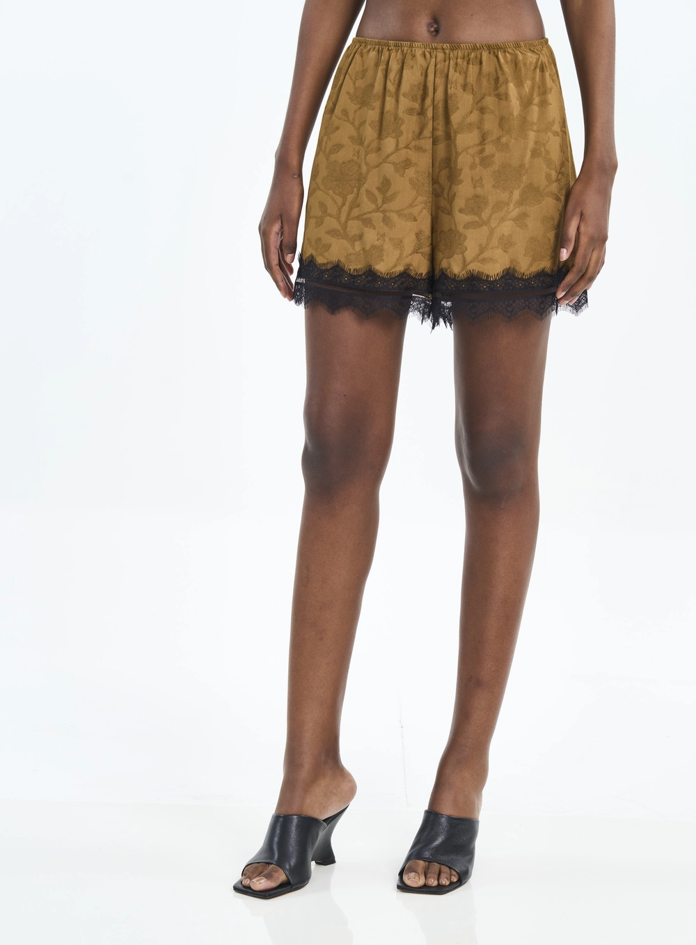 Short Com Renda E Textura Marrom