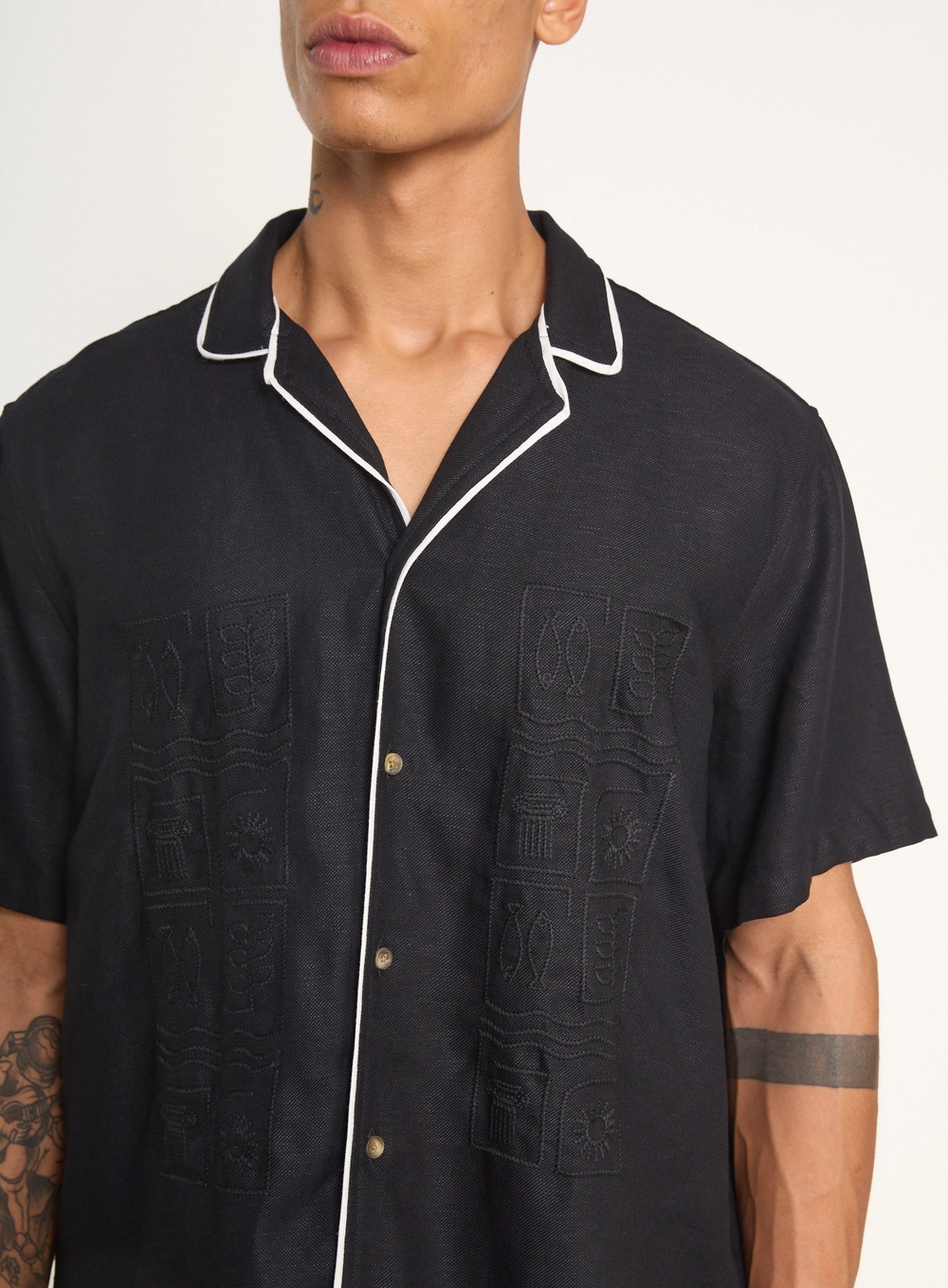 Camisa Masculina Resort Com Bordados Preto