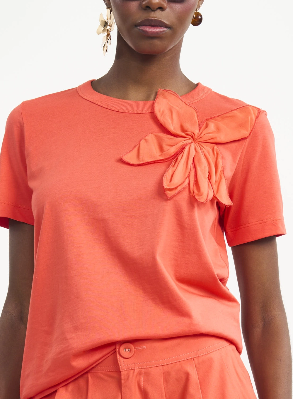 Camiseta Com Flor Aplicada Laranja