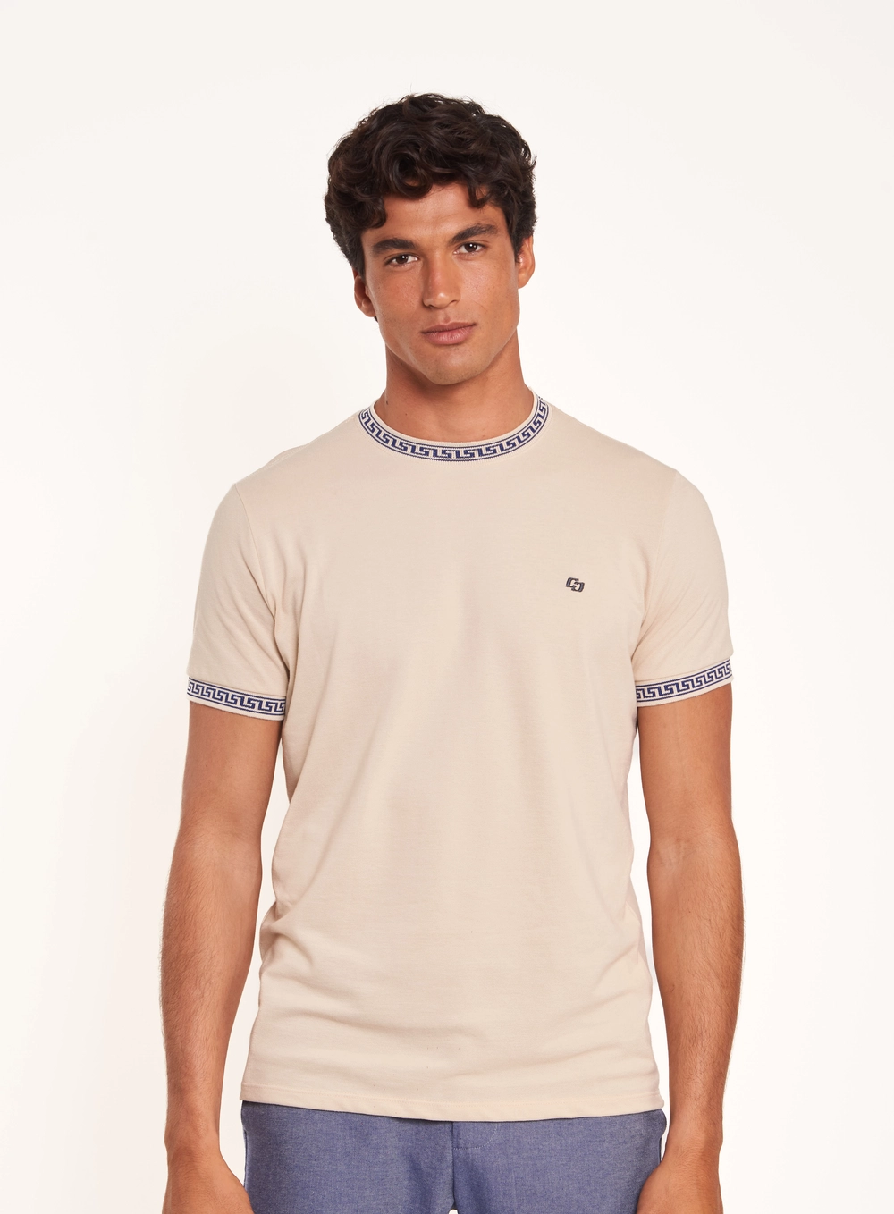 Camiseta Masculina Com Gola E Punhos Estampados Bege
