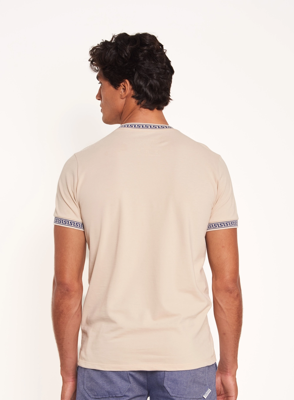 Camiseta Masculina Com Gola E Punhos Estampados Bege