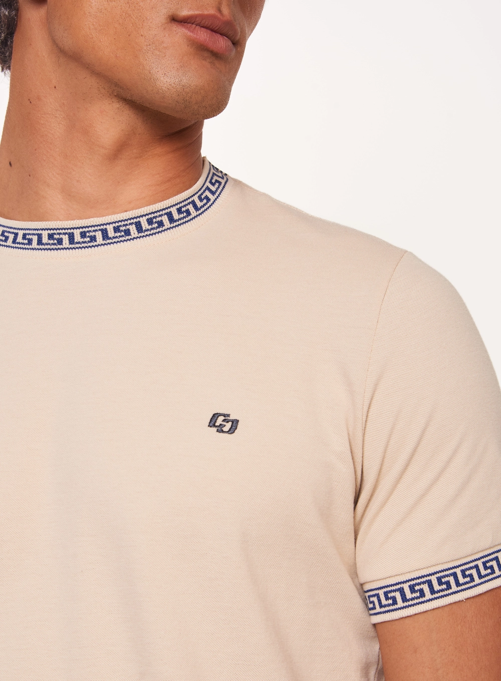 Camiseta Masculina Com Gola E Punhos Estampados Bege