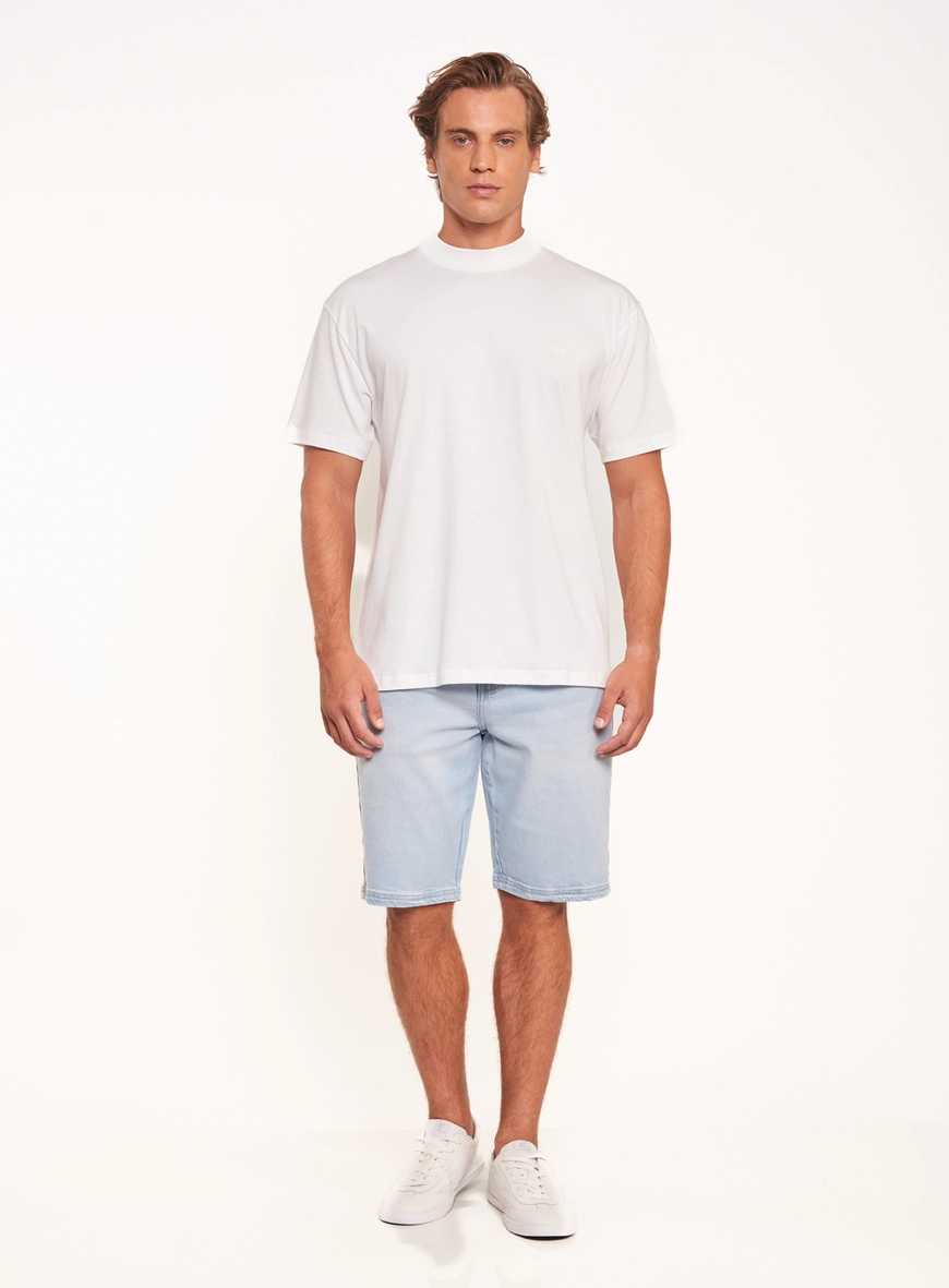 Camiseta Com Gola Alta E Logo Tonal
