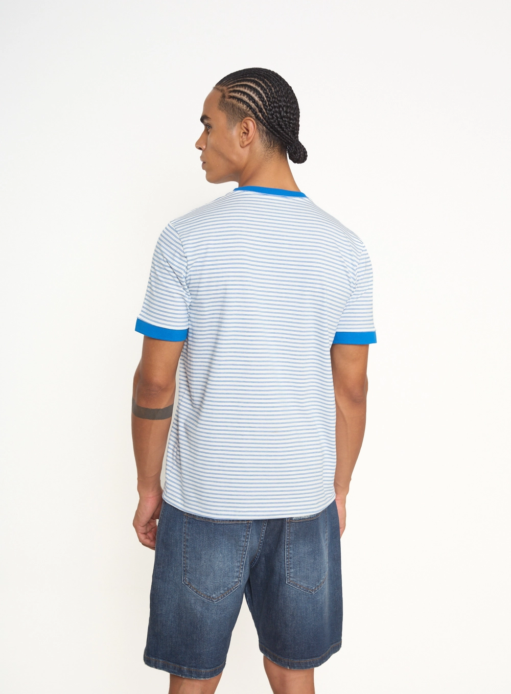 Camiseta Masculina Listrada Com Gola Contrastante Estampados