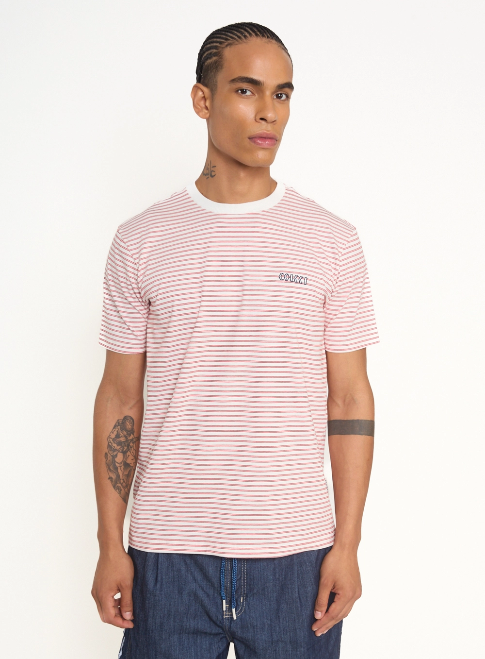 Camiseta Masculina Com Listras E Logo Estampados