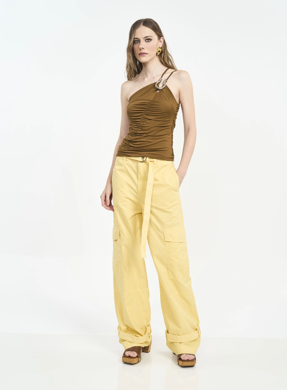Blusa Com Franzidos E Argola Marrom