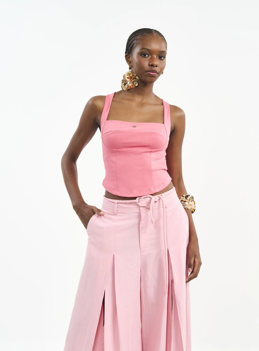Blusa Com Decote Reto E Recortes