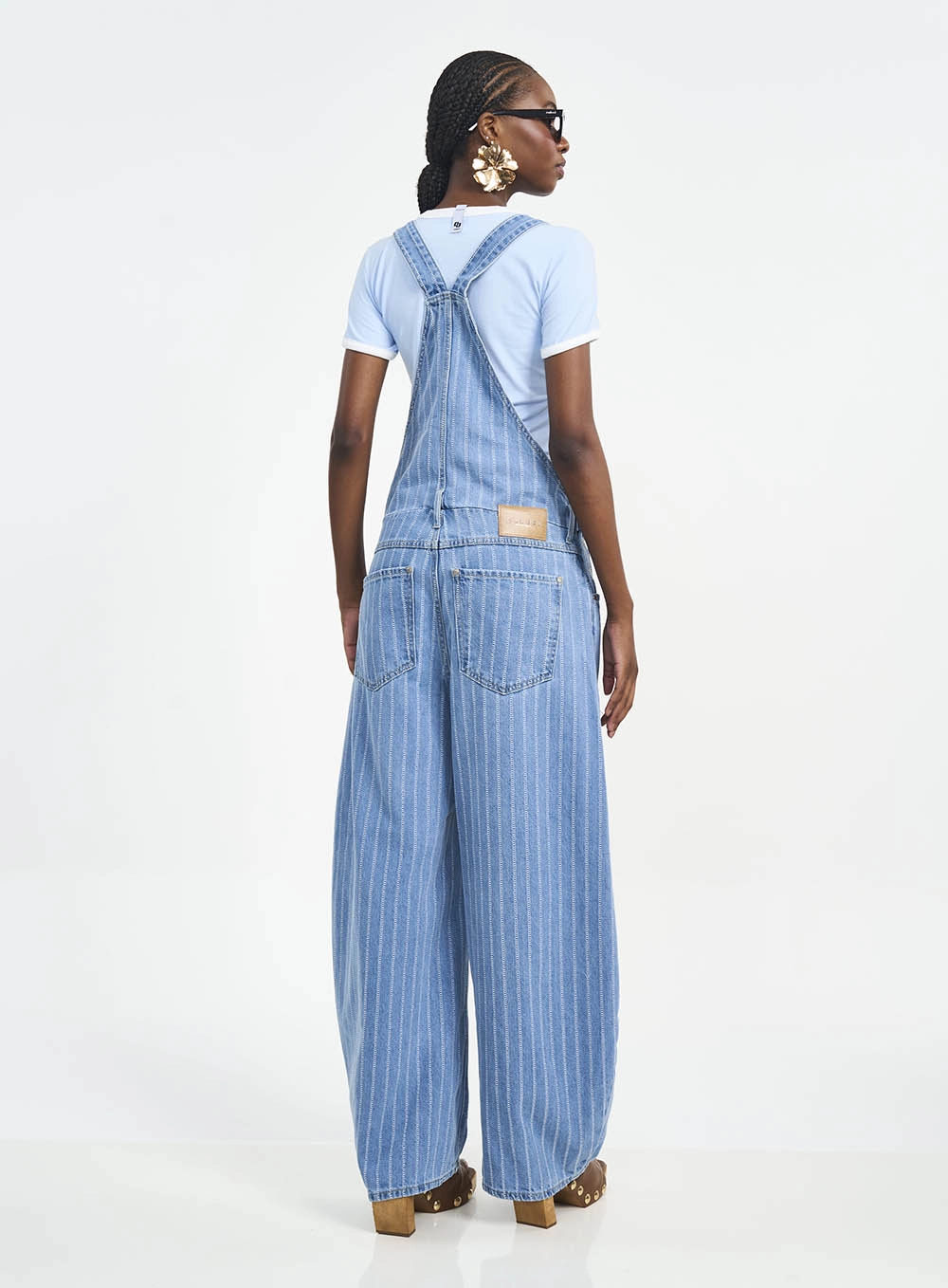 Jardineira Jeans Wide Leg Com Risca De Giz Estampados
