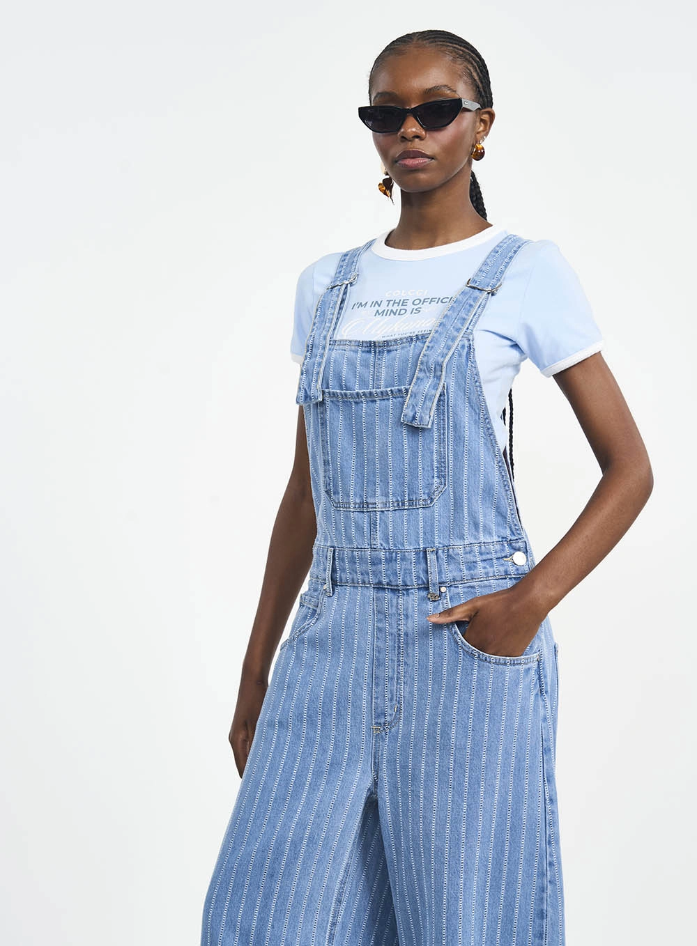 Jardineira Jeans Wide Leg Com Risca De Giz Estampados