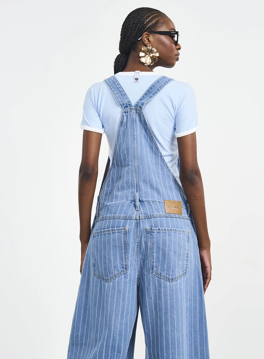 Jardineira Jeans Wide Leg Com Risca De Giz Estampados