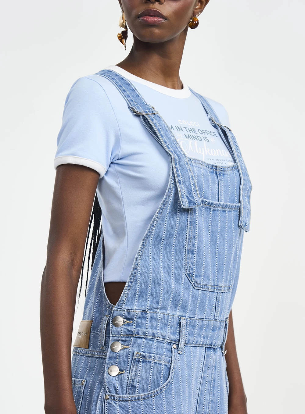 Jardineira Jeans Wide Leg Com Risca De Giz Estampados