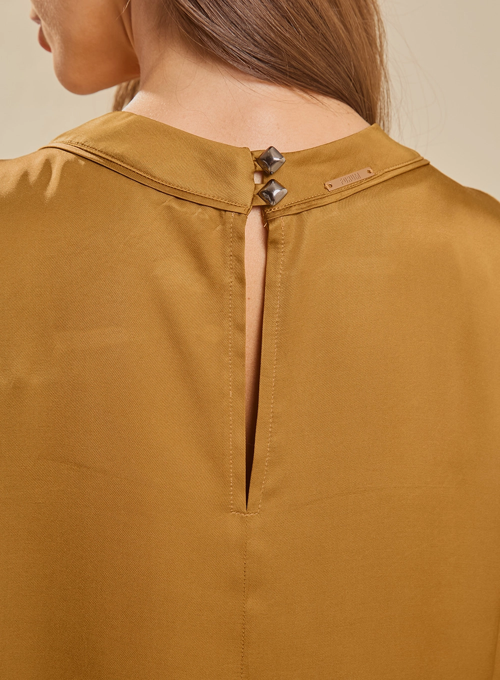 Camiseta Feminina Oversized Acetinada Marrom 3