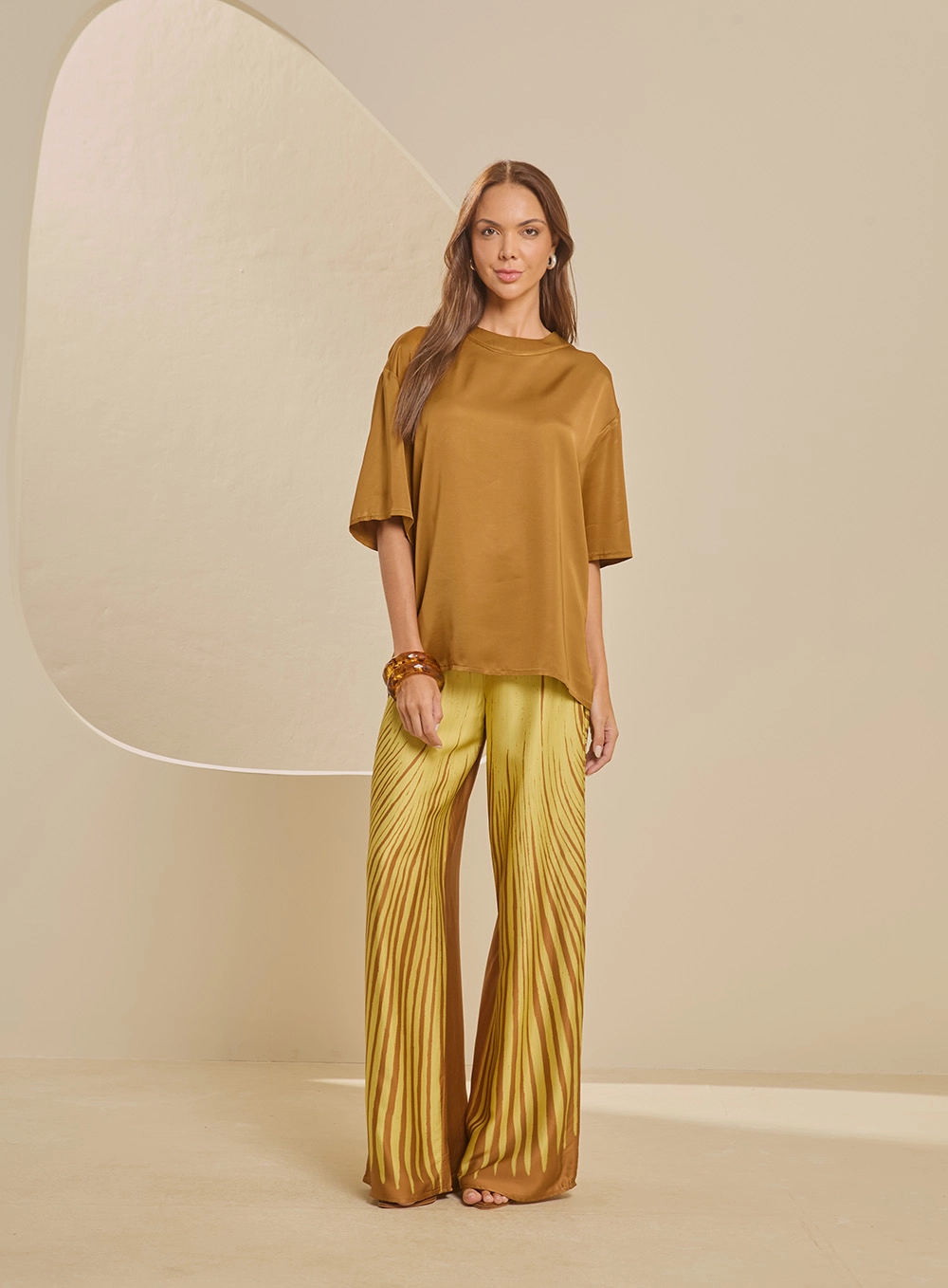 Camiseta Feminina Oversized Acetinada Marrom 4