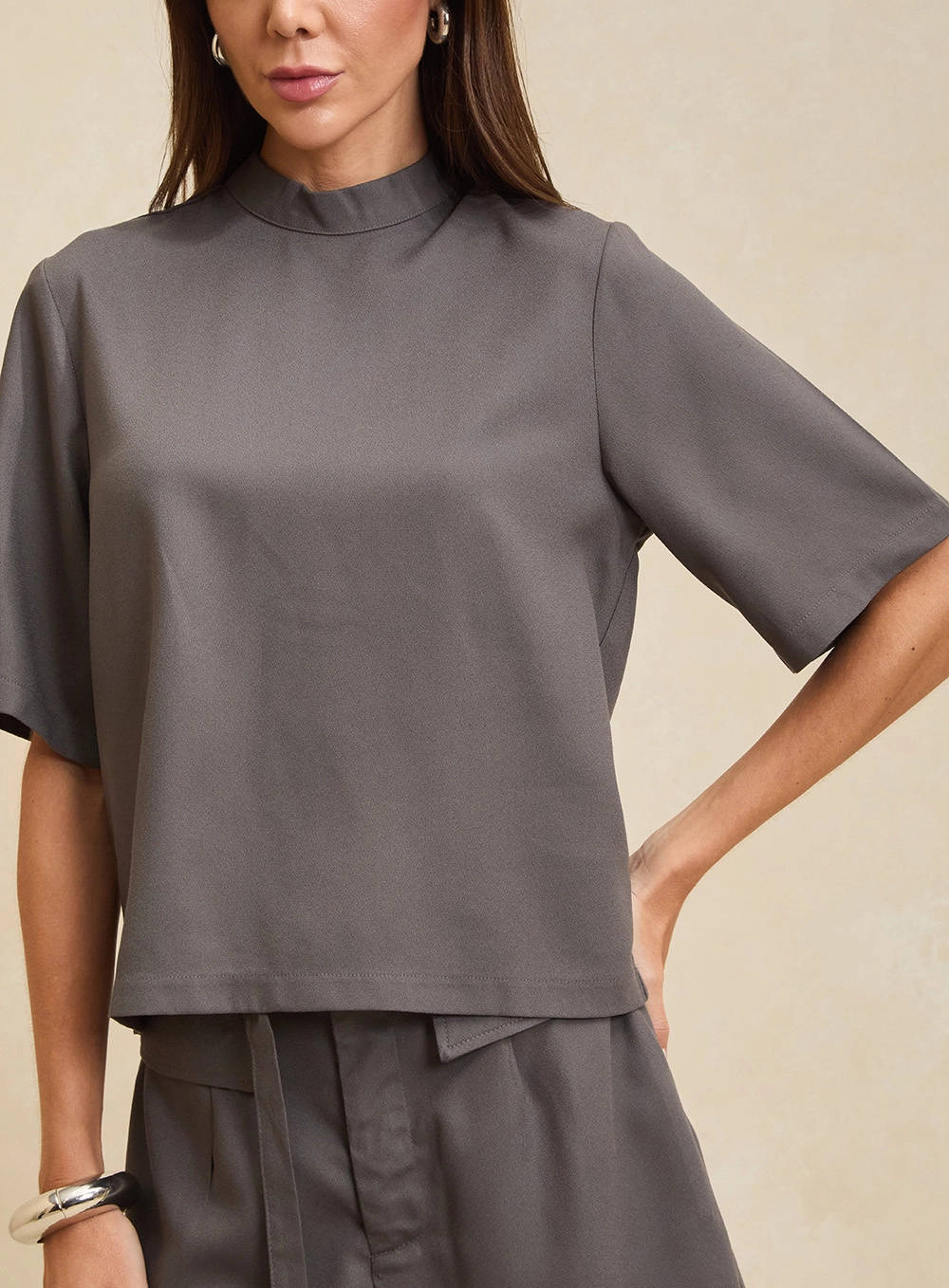 Camiseta Feminina Oversized Gola Alta Cinza 3