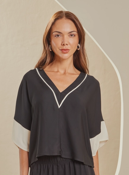 Camiseta Feminina Morcego Decote V