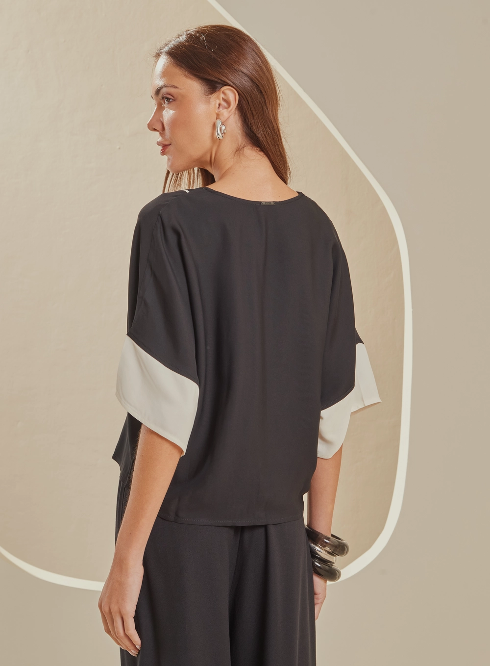 Camiseta Feminina Morcego Decote V PRETO 2