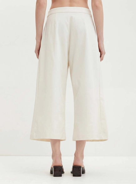 Calça Feminina Com Pregas Frontais - Pantacourt