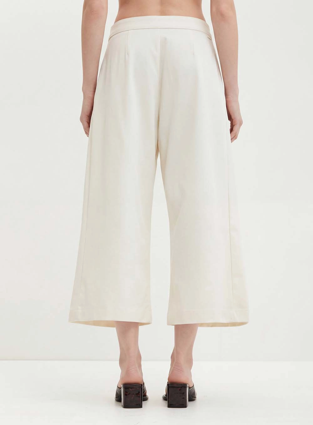 Calça Feminina Com Pregas Frontais - Pantacourt Bege 2