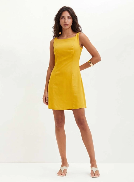 Vestido Curto Com Recortes Estruturados - Slim