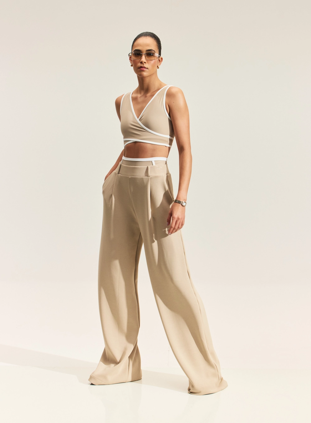 Calça Wide Leg Com Pregas Bege