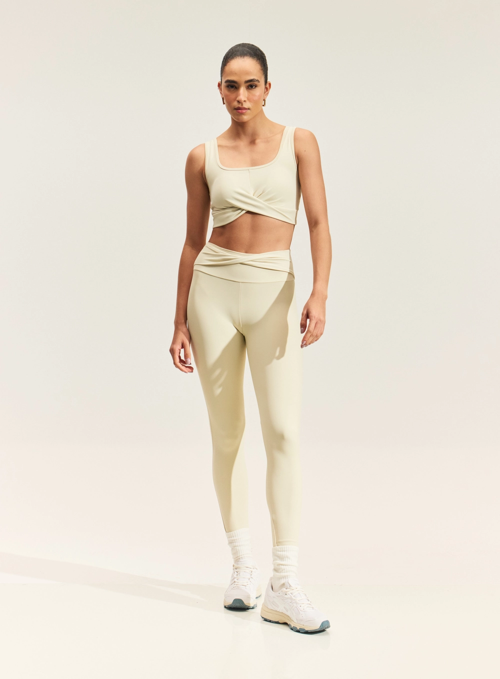 Calça Legging Feminina Com Nó Frontal Bege