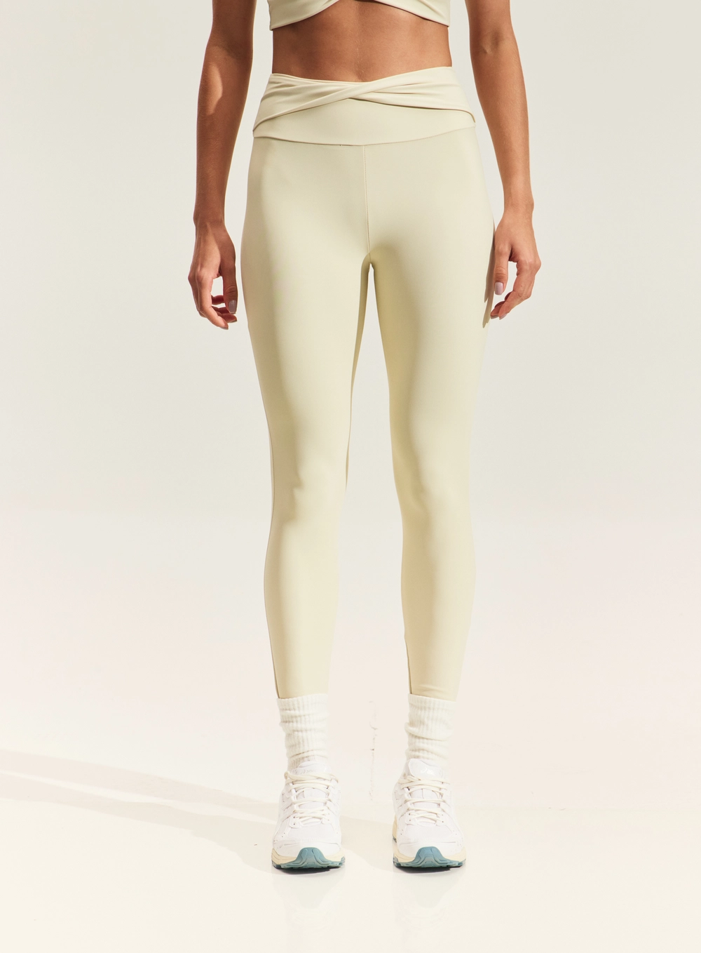 Calça Legging Feminina Com Nó Frontal Bege
