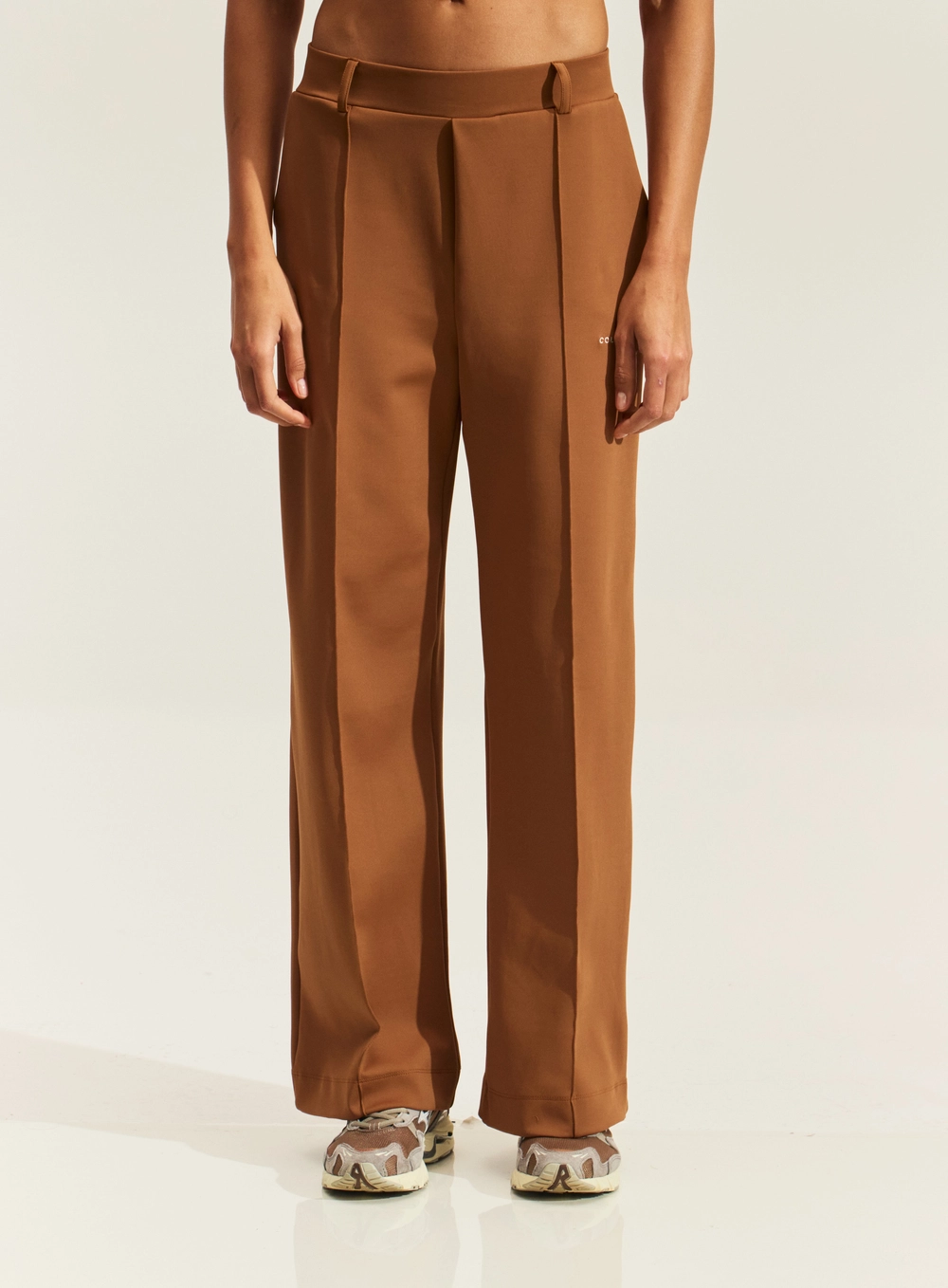 Calça Sport Reta Com Friso Frontal Marrom