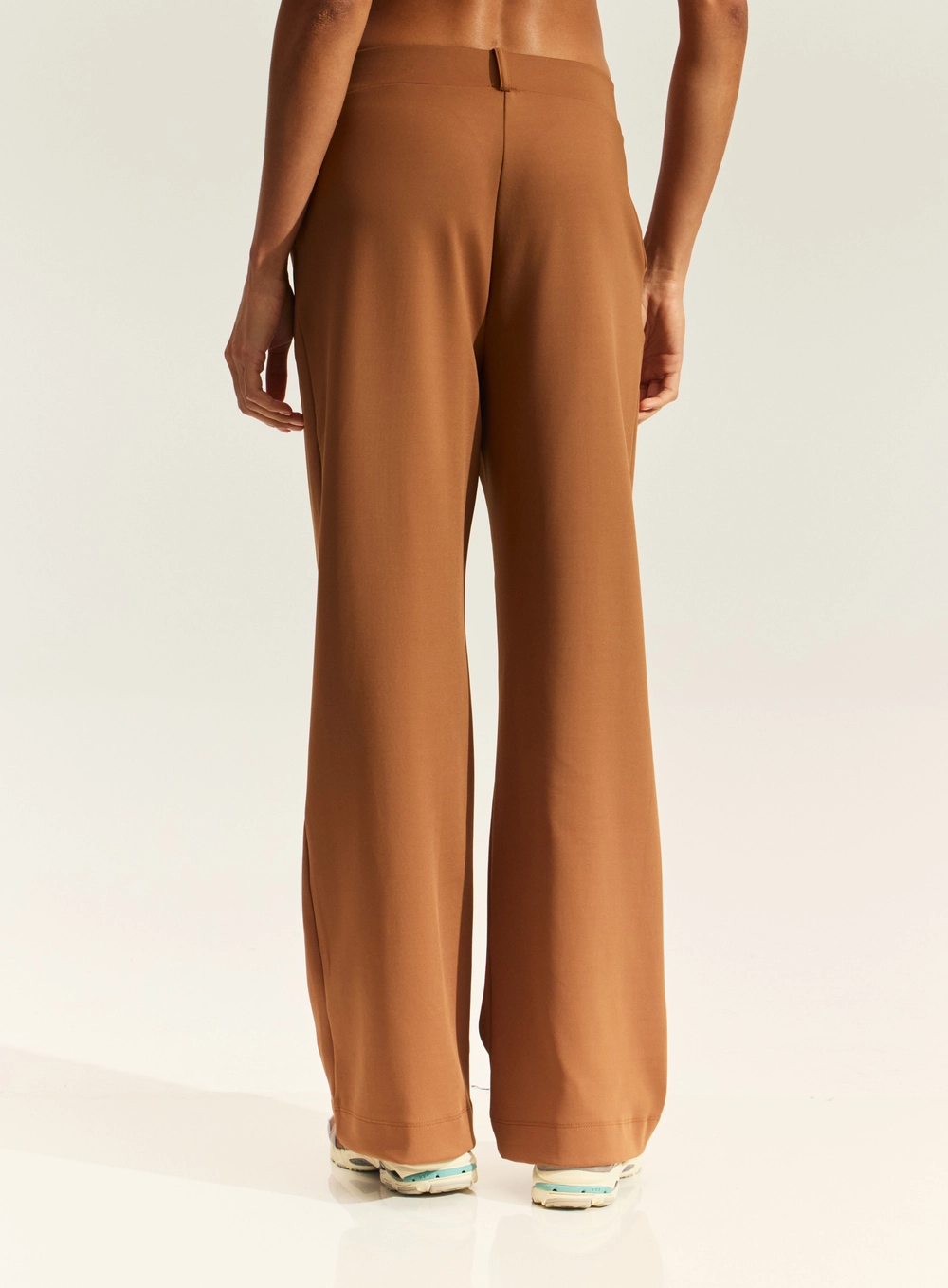 Calça Sport Reta Com Friso Frontal Marrom