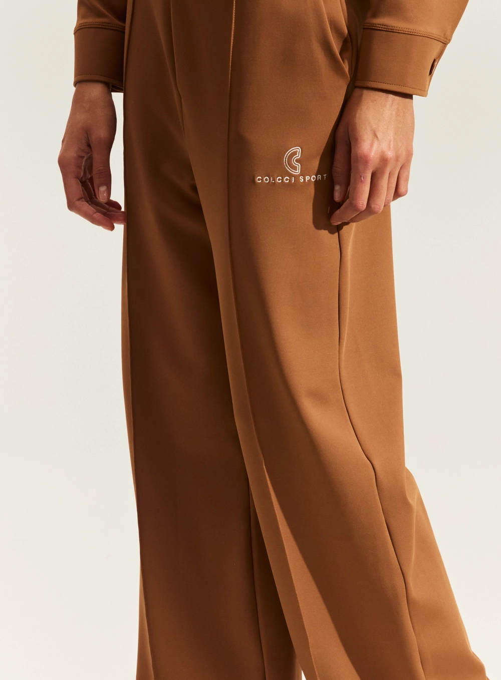 Calça Sport Reta Com Friso Frontal Marrom
