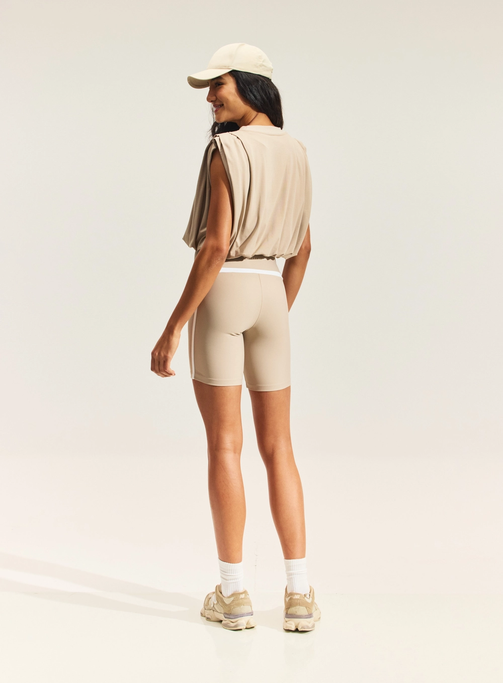 Regata Cropped Feminina Com Detalhe Bege