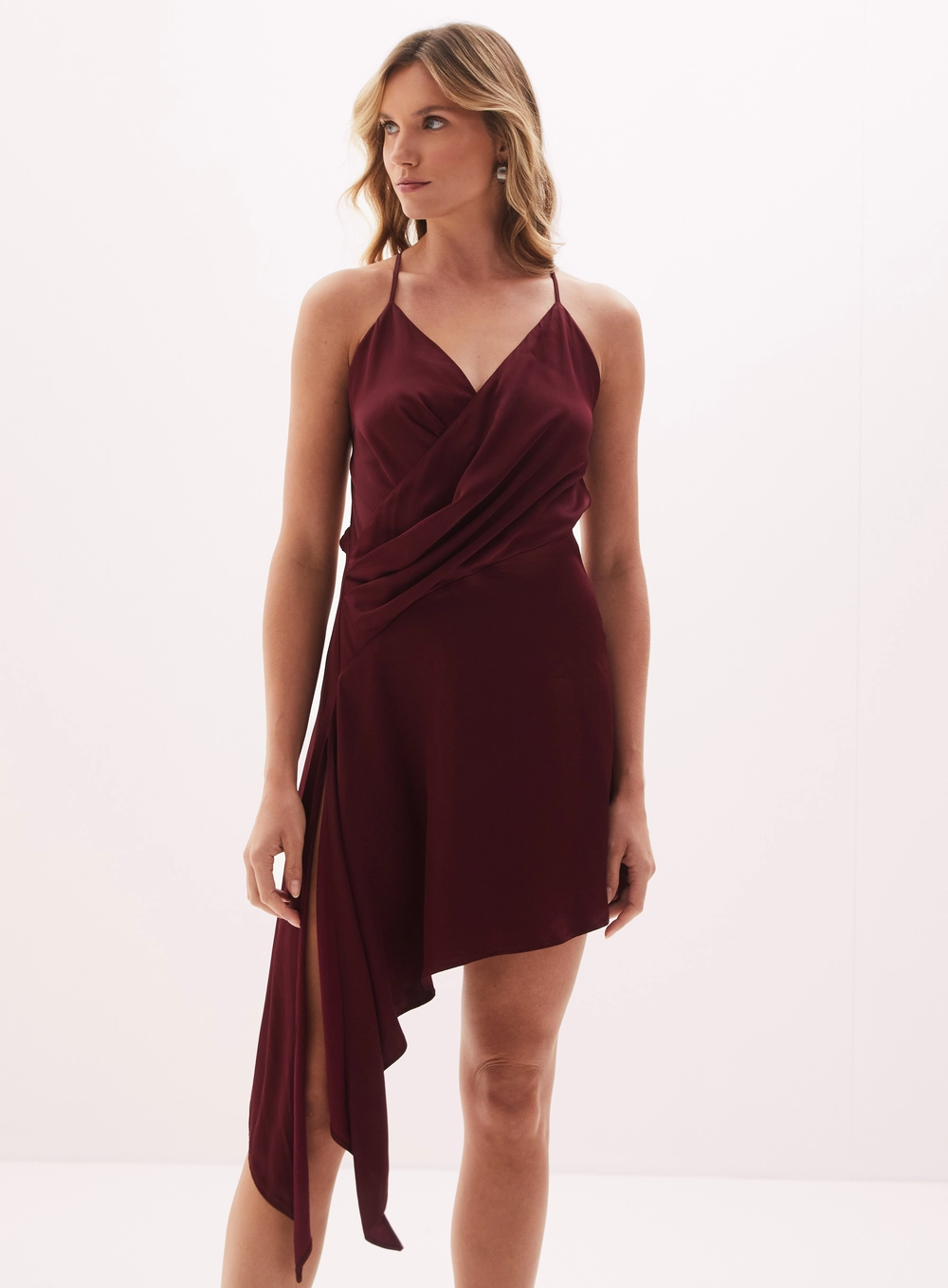 Vestido Feminino Curto Acetinado Assimétrico Bordo 2