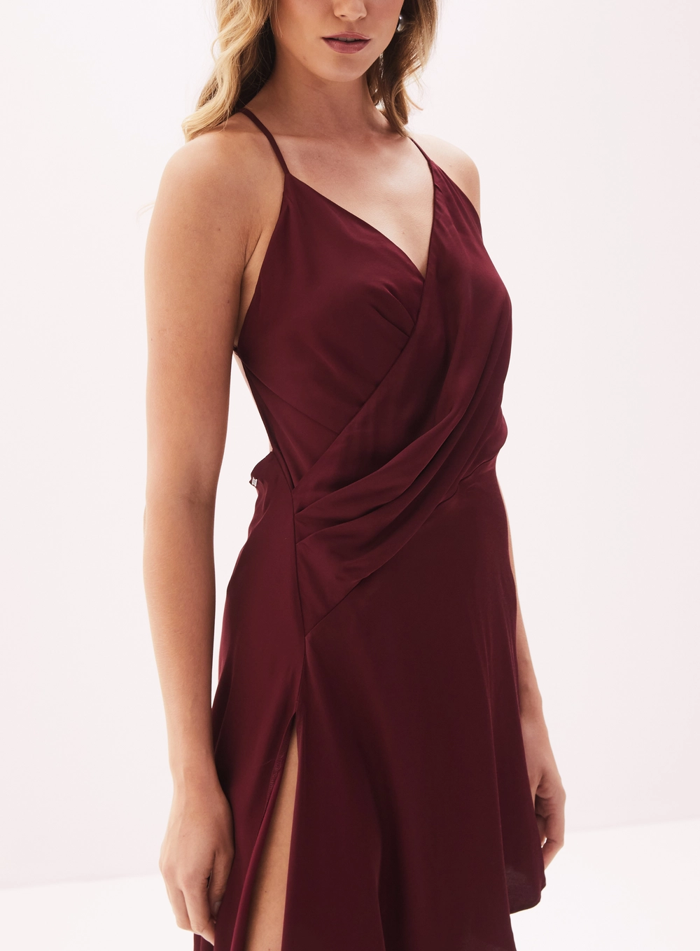 Vestido Feminino Curto Acetinado Assimétrico Bordo 3