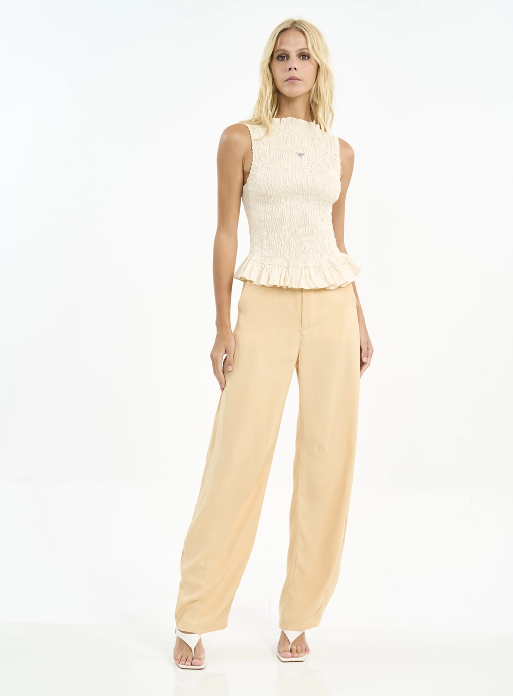 Blusa Com Lastex E Gola De Babados Bege