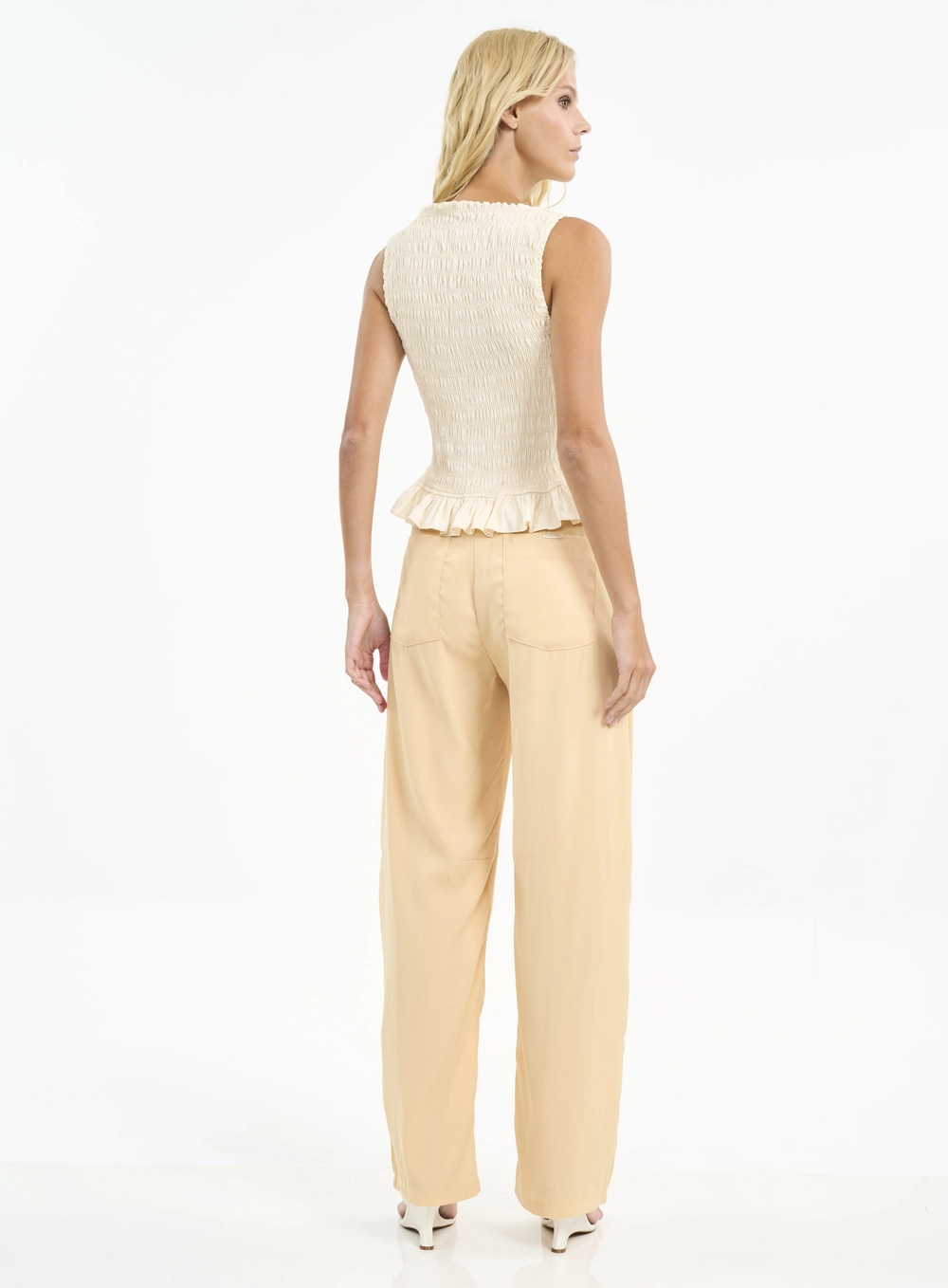 Blusa Com Lastex E Gola De Babados Bege