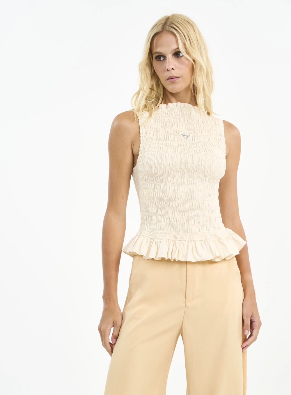 Blusa Com Lastex E Gola De Babados Bege