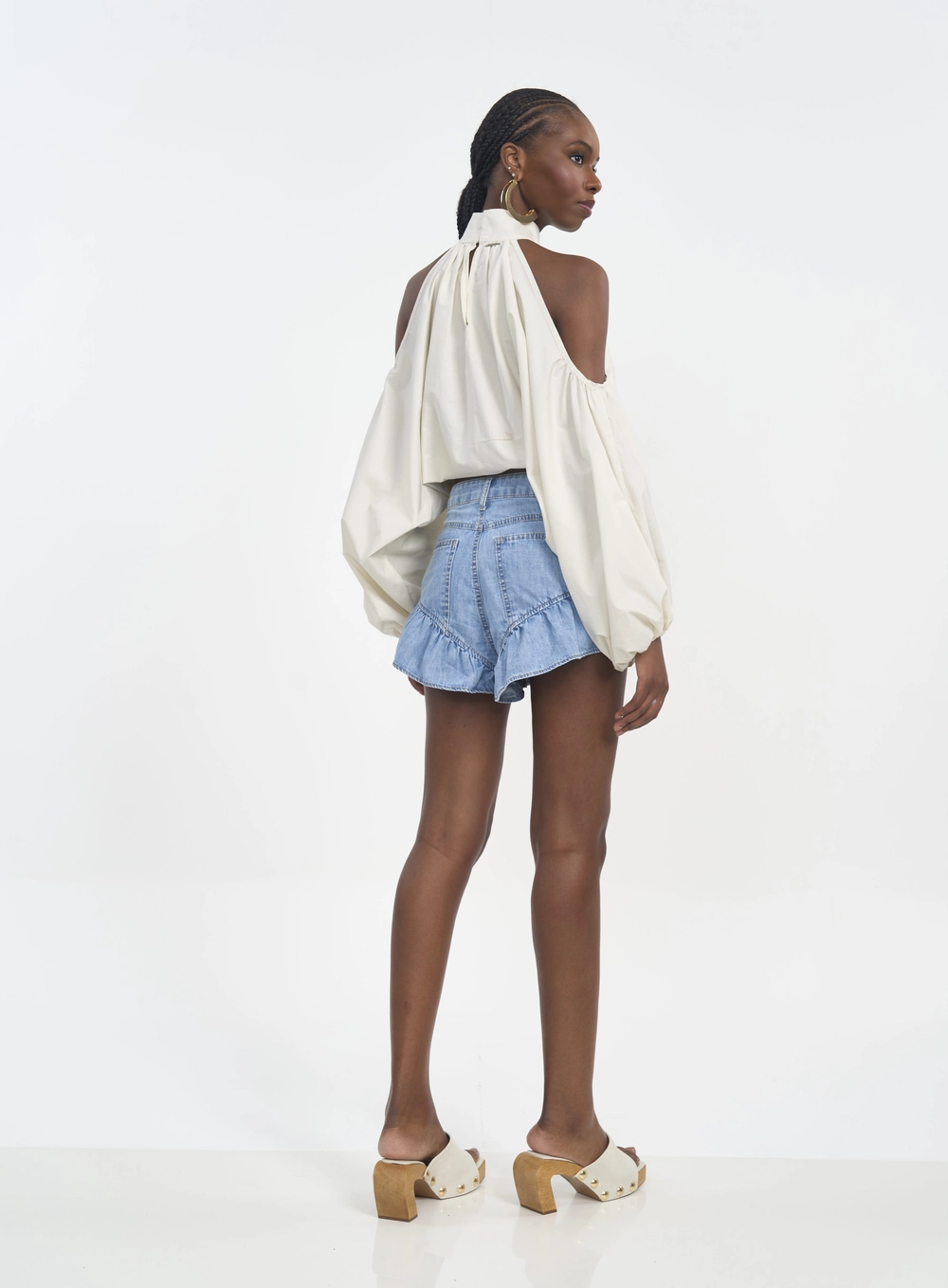 Blusa Com Gola Alta E Ombro Vazado Bege