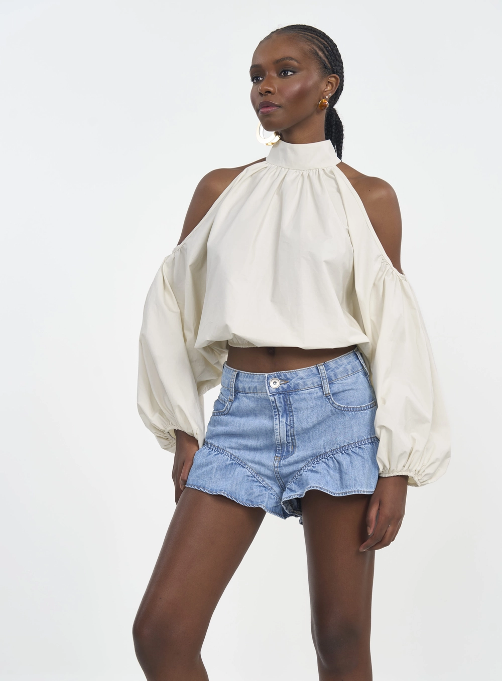 Blusa Com Gola Alta E Ombro Vazado Bege
