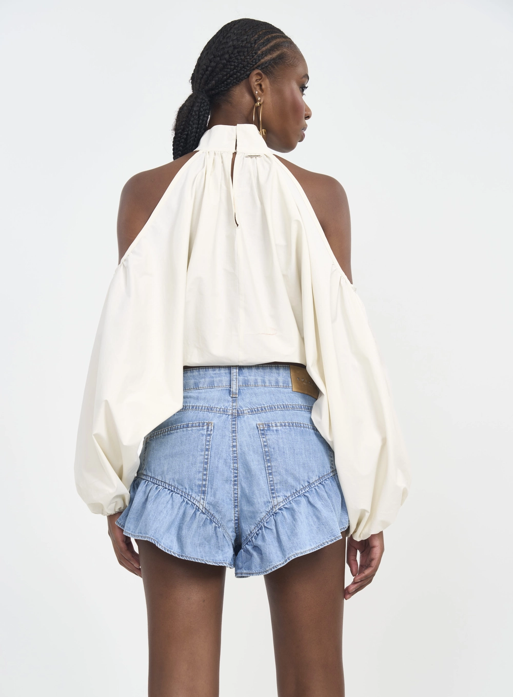 Blusa Com Gola Alta E Ombro Vazado Bege