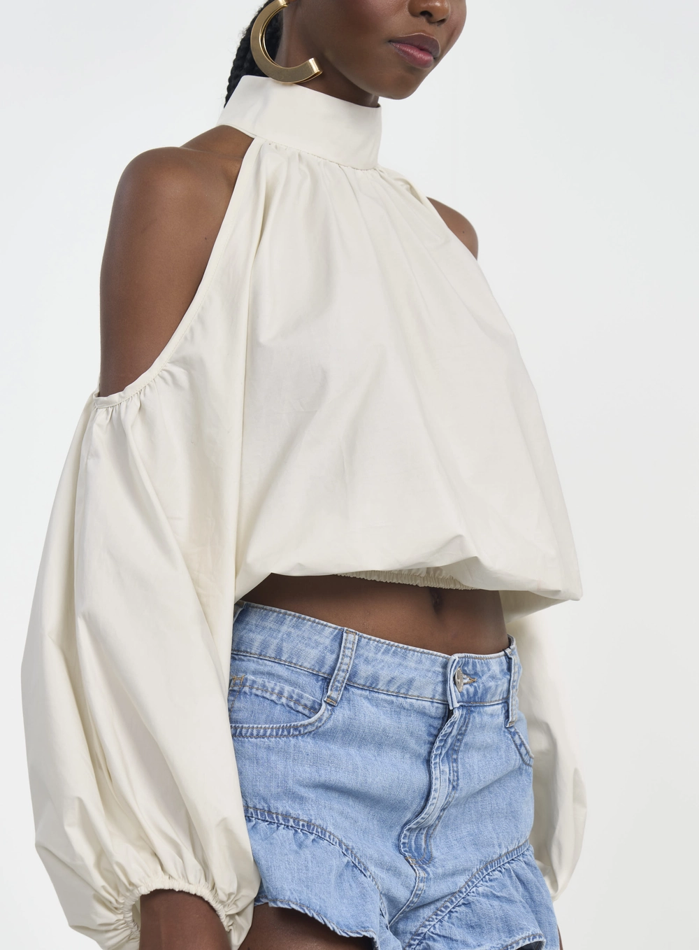 Blusa Com Gola Alta E Ombro Vazado Bege