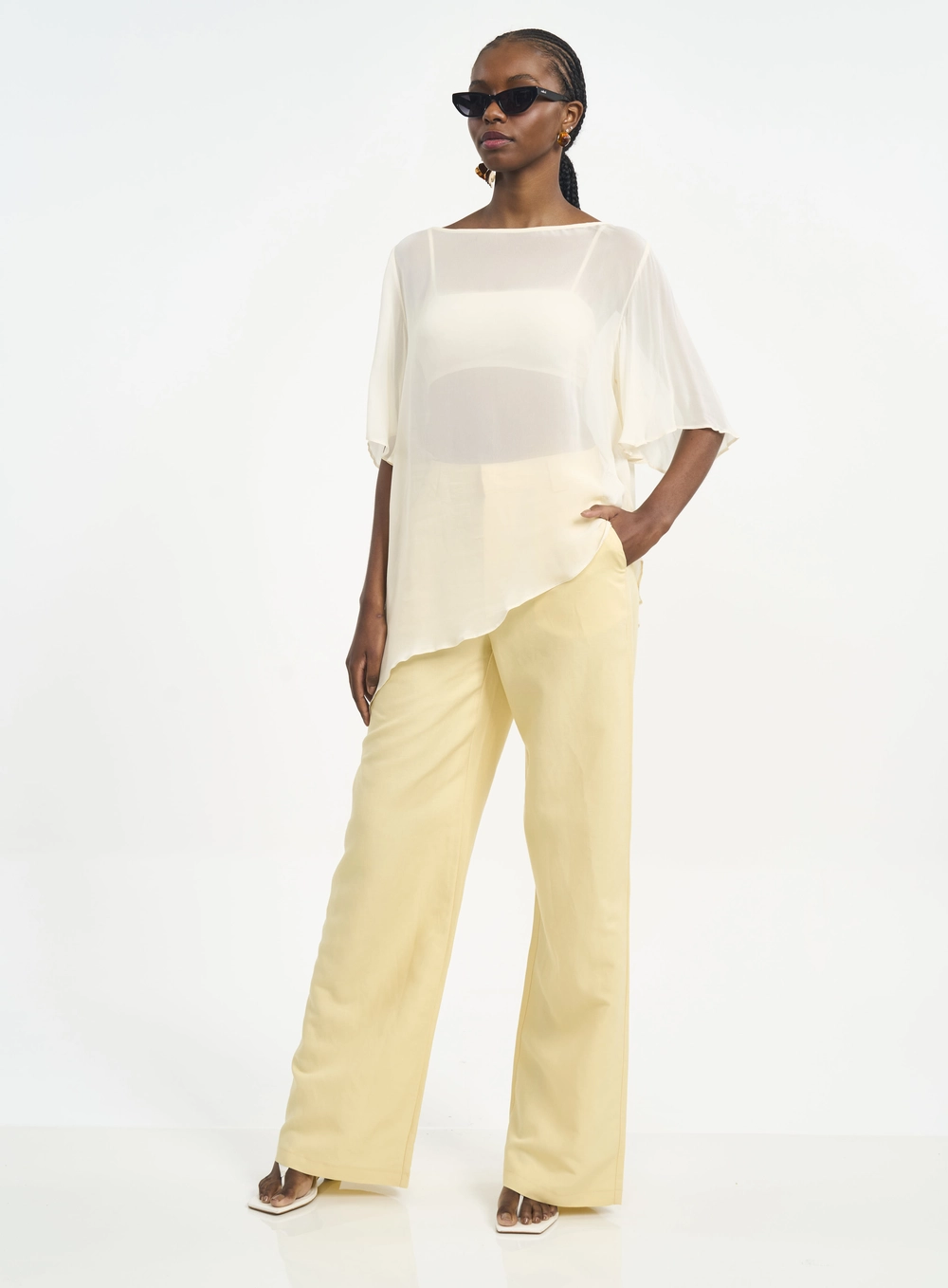 Blusa Com Transparência E Barra Assimétrica Bege