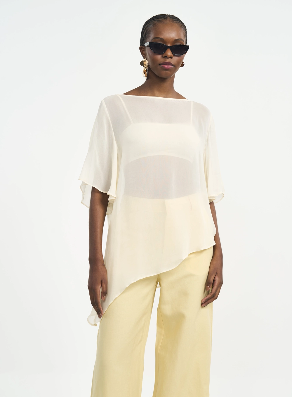 Blusa Com Transparência E Barra Assimétrica Bege
