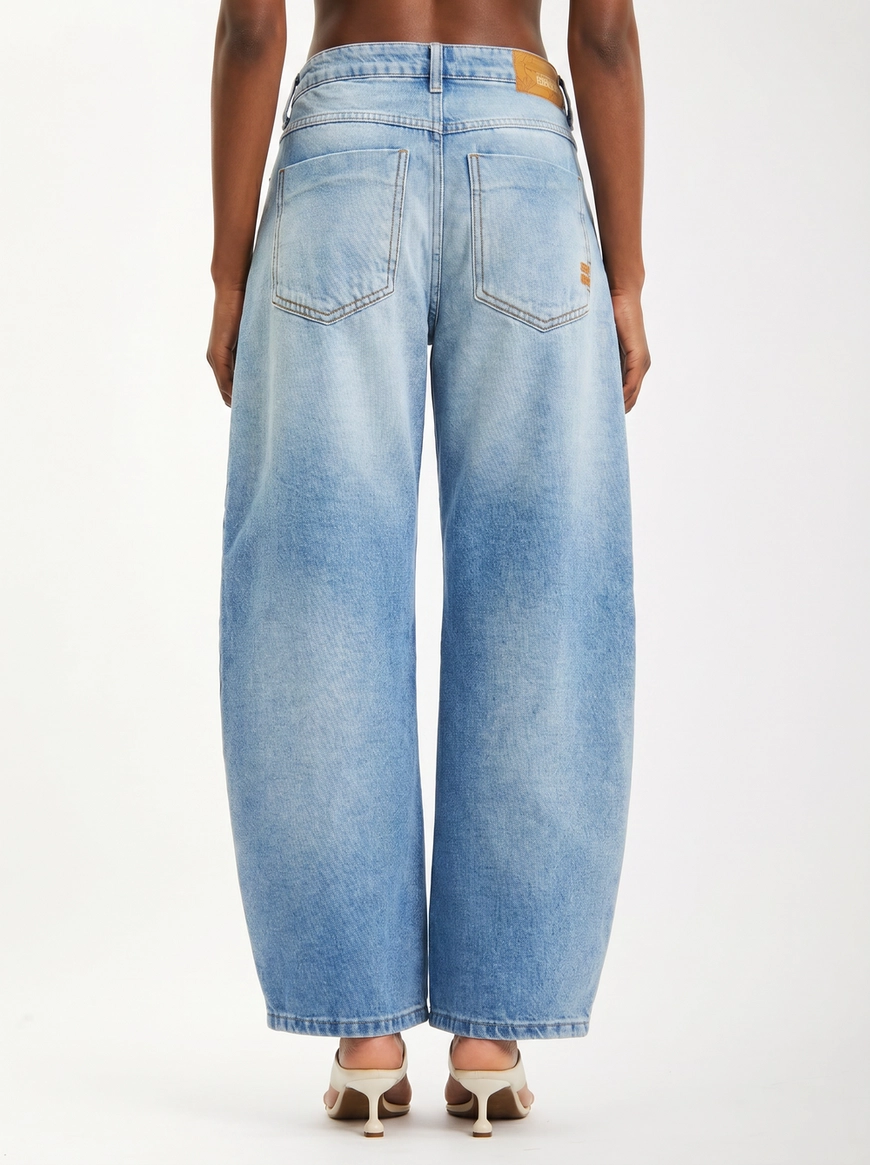 Calça Jeans Feminina Barrel Lavagem Clara Índigo 2