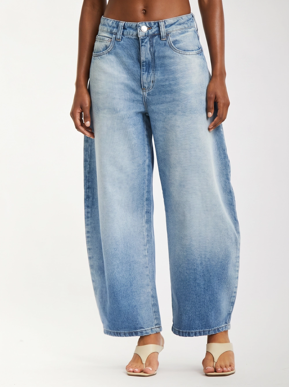Calça Jeans Feminina Barrel Lavagem Clara Índigo 1
