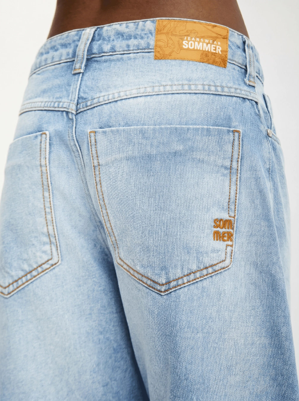 Calça Jeans Feminina Barrel Lavagem Clara Índigo 4