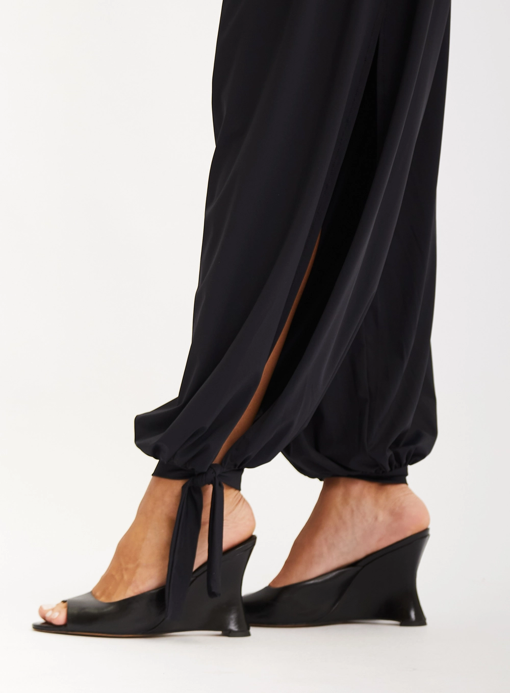 Calça Feminina Aladim Franzida Com Fenda Lateral Preto 4
